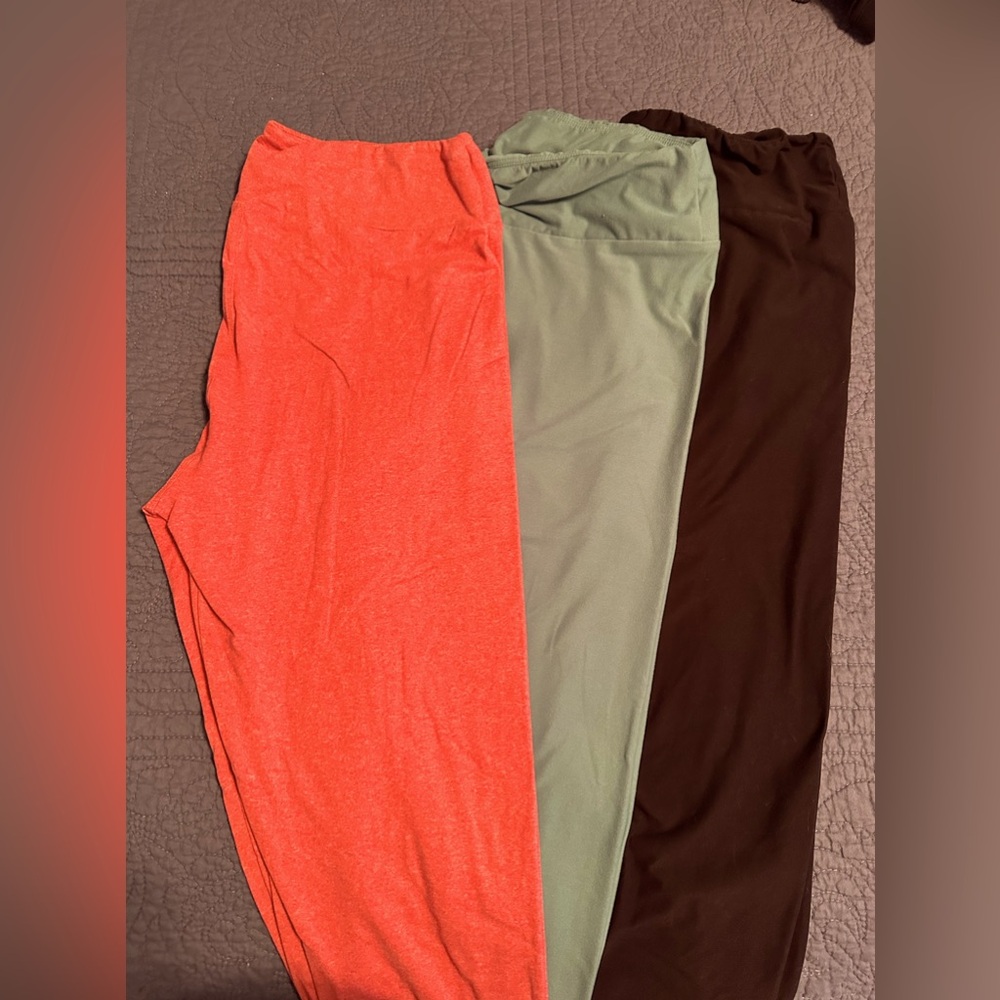 LuLaRoe buttery soft solid leggings. Tall & curvey fits size 14 and larger.